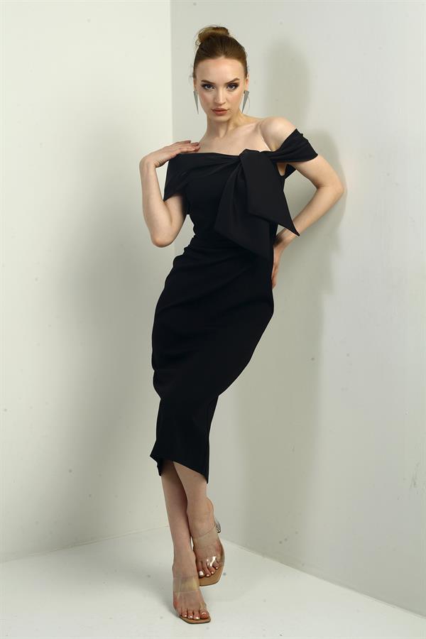 Robe mi-longue en satin à col Madonna et doublure intégrée pour femme