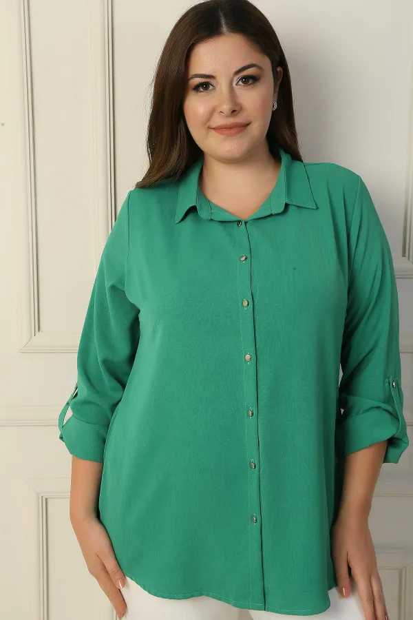 Chemise en crêpe grande taille avec boutons métalliques sur le devant et manches repliées