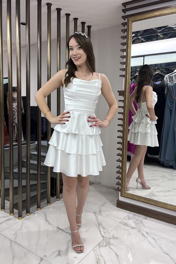 Robe courte en satin pour femme avec jupe à volants et bretelles en corde dans le dos