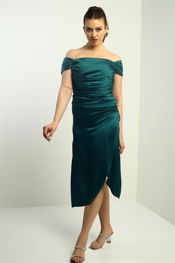 Robe courte asymétrique drapée en satin à col Madonna pour femme