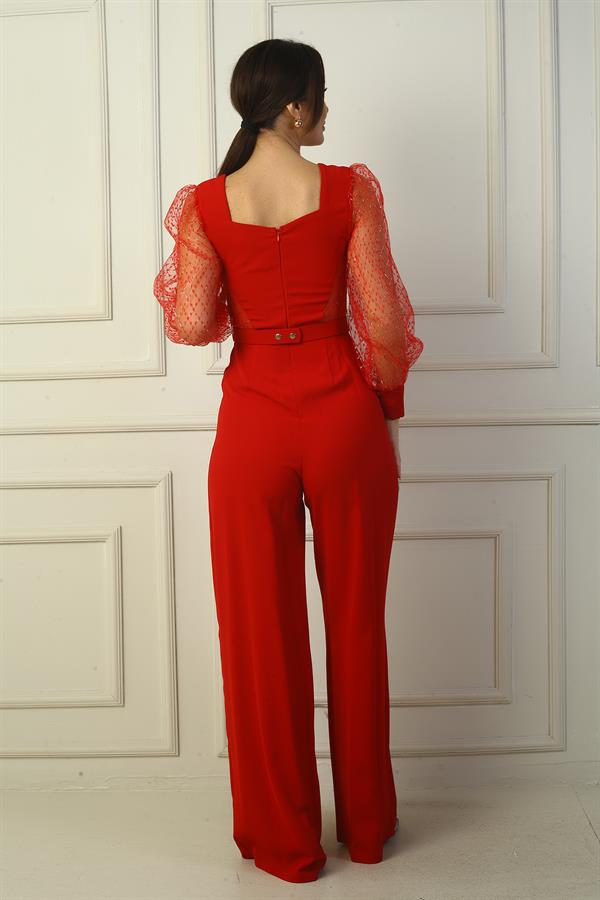 Combinaison palazzo pour femme avec encolure en cœur, ceinture à la taille, manches en tulle et détails carrés à paillettes.