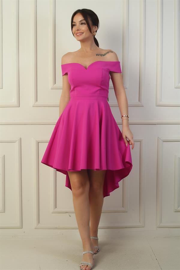 Robe courte évasée en crêpe doublée, décolleté Madonna, devant court, dos long.