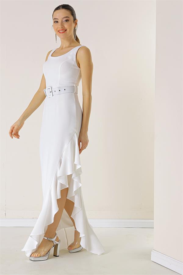 Robe longue en crêpe doublée, avec volants sur les côtés et ceinture à la taille.