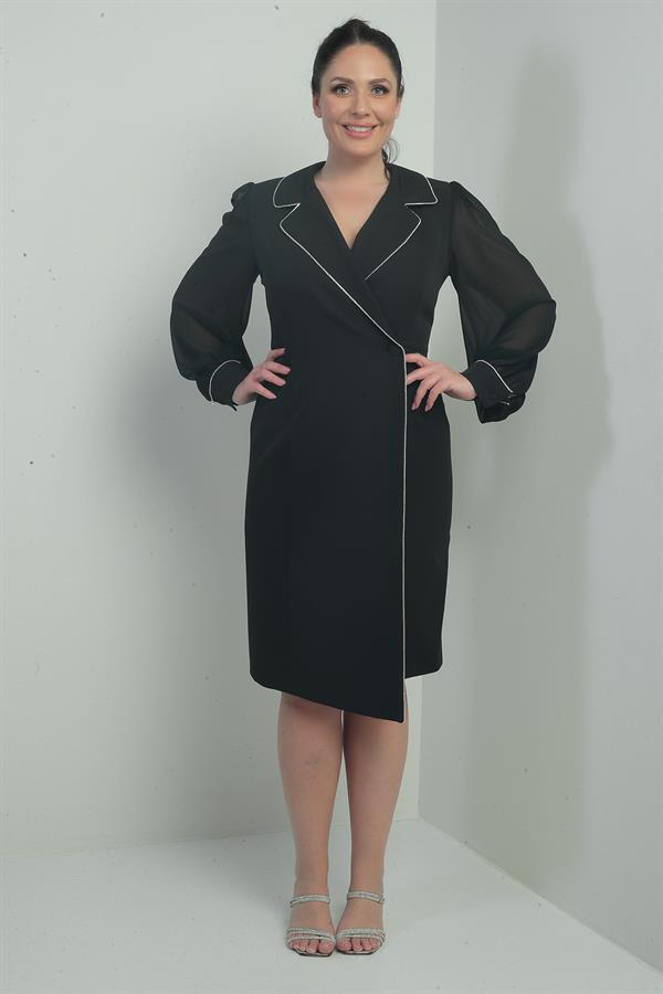 Robe courte grande taille en mousseline à manches courtes et col cache-cœur, bouton unique.