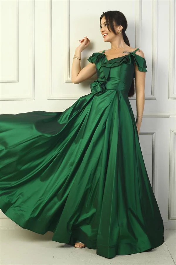 Robe de soirée longue en taffetas à bretelles et col bateau pour femme, ornée de roses, doublée et dotée de poches.