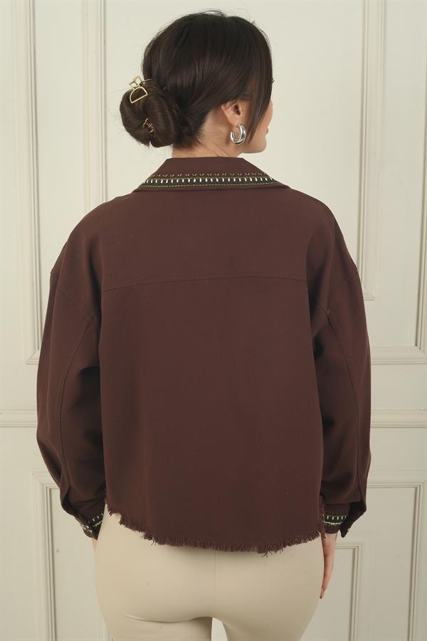 Chemise à poche unique avec boutons métalliques brodés pour femme