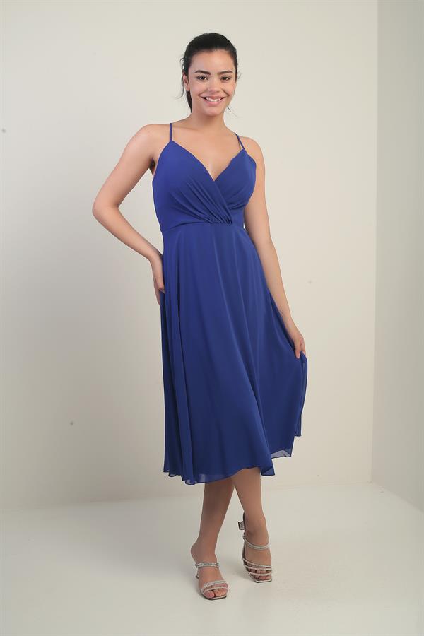 Robe en mousseline évasée à bretelles croisées et dos lacé, doublée, avec encolure cache-cœur et bretelles.