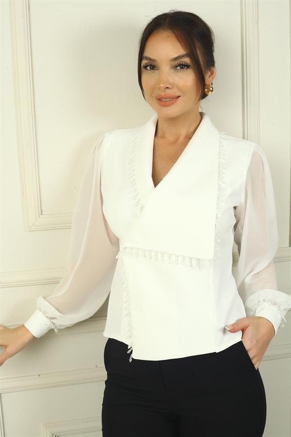 Chemisier cache-cœur en mousseline à manches longues, orné de perles et fermé par des boutons.