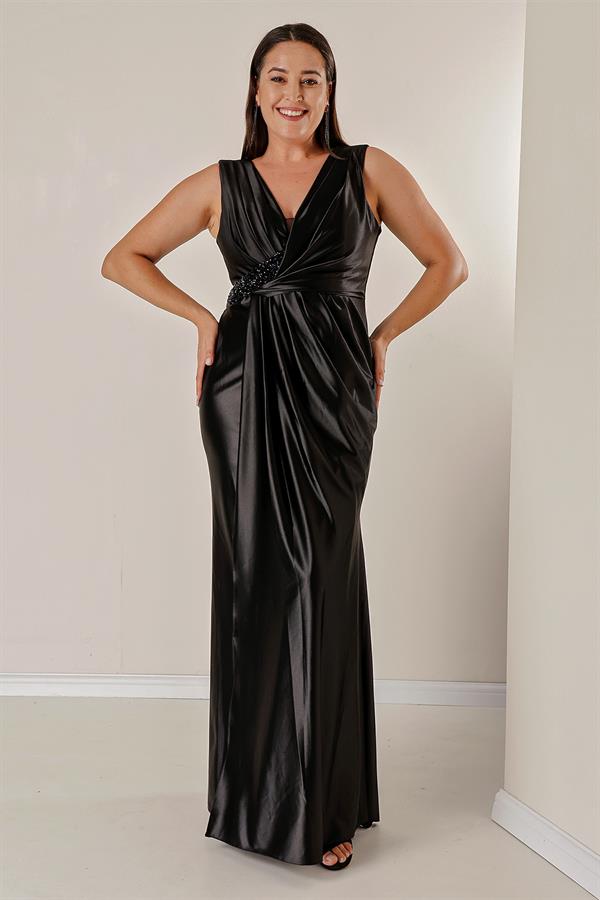 Robe longue en satin grande taille avec drapé sur le devant et détails perlés, doublée