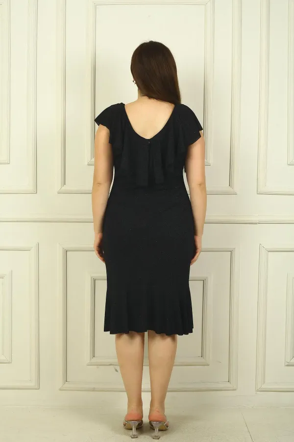 Robe grande taille pailletée avec col à volants et broche