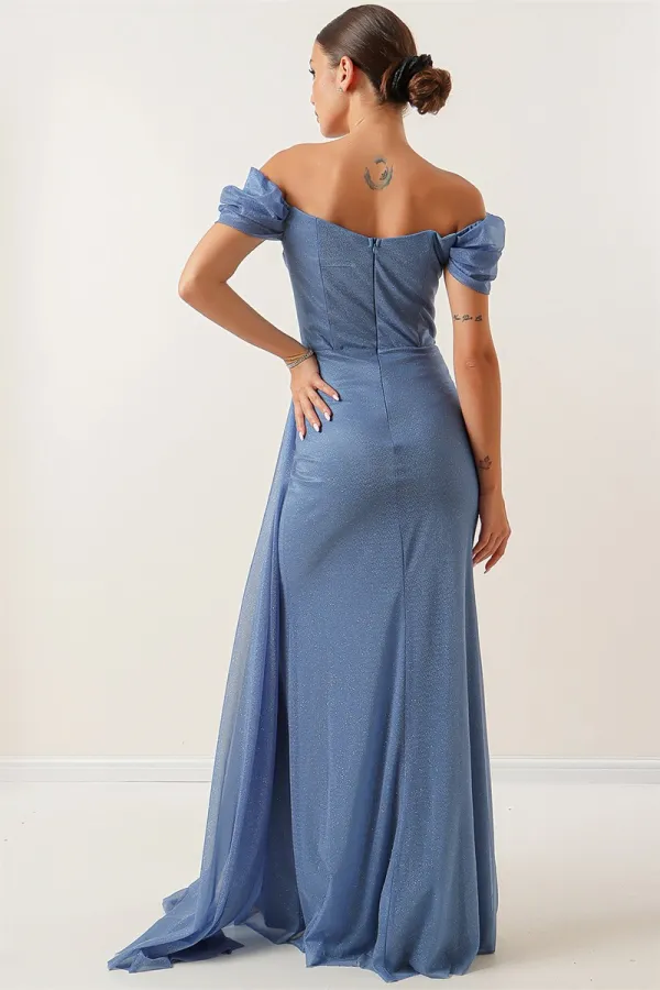 Robe longue plissée à manches basses et doublée de paillettes