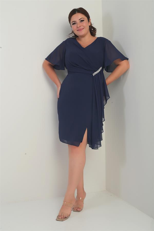 Robe en mousseline grande taille pour femme, ornée de cristaux aux épaules et à la taille, doublée et avec pochette.