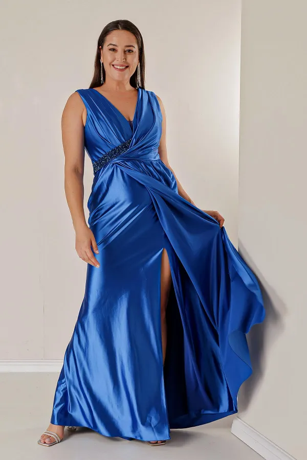 Robe longue en satin grande taille, drapée sur le devant, avec détails perlés et doublée