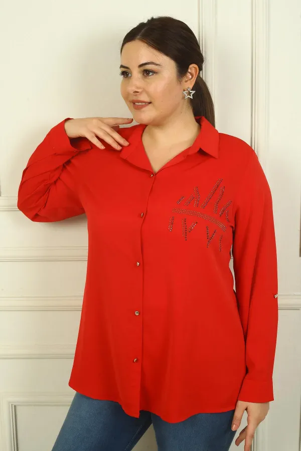Chemise en crêpe satinée grande taille pour femme, manches repliées et détails en pierre