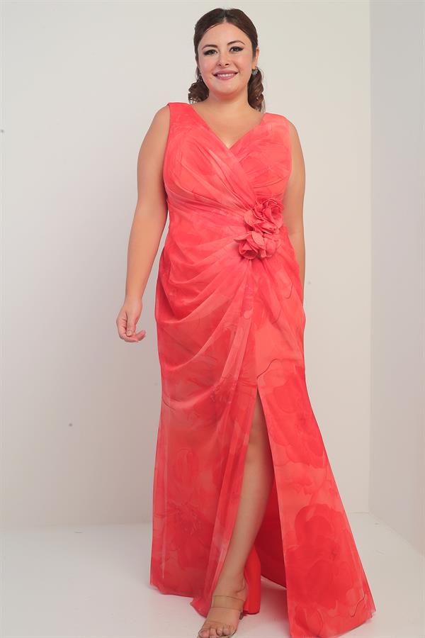 Robe longue en tulle grande taille, doublée, à décolleté en V devant et dos, drapée sur le devant et ornée d'un motif floral 3D.