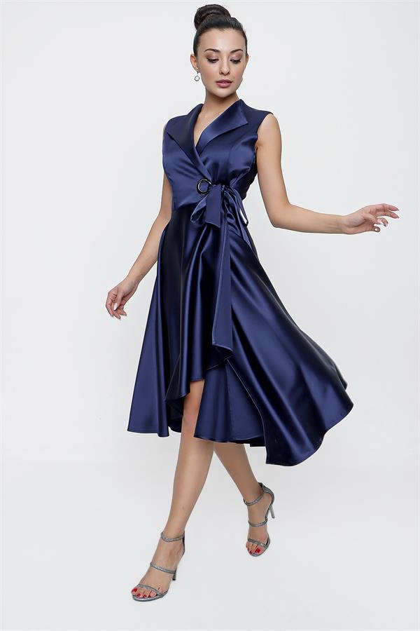 Robe en satin à encolure cache-cœur et laçage