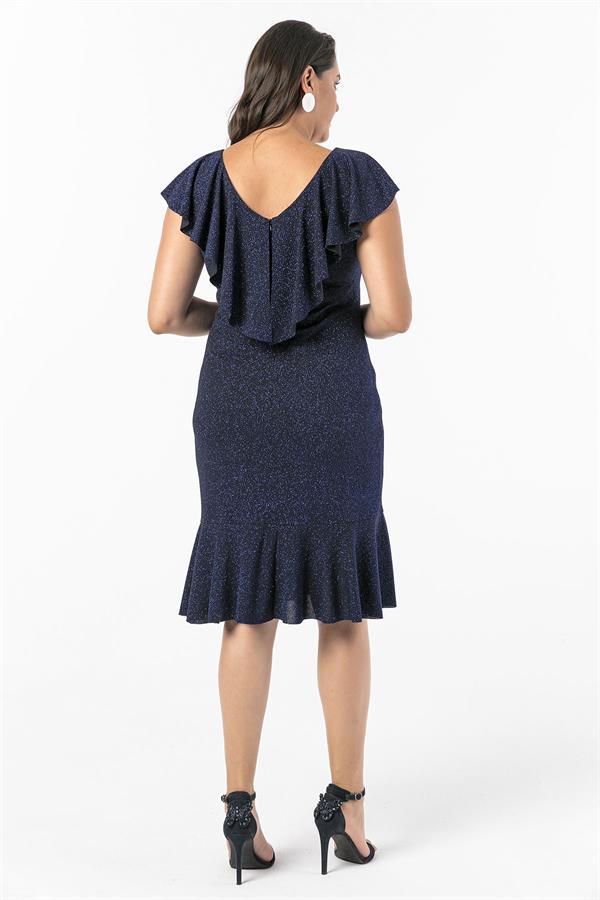 Robe grande taille avec col à volants et broche, ornée de paillettes