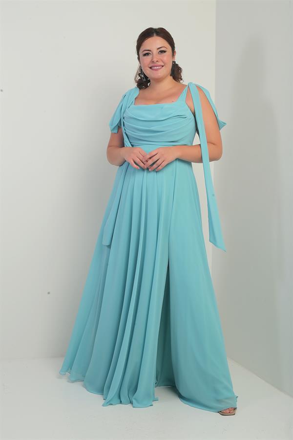 Robe longue en crêpe mousseline de soie, doublée, à col en V et épaules dénudées, disponible en grandes tailles.