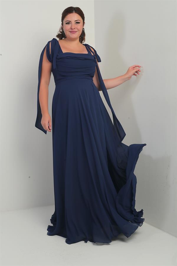 Robe longue en crêpe mousseline de soie, doublée, à col en V et épaules dénudées, disponible en grandes tailles.