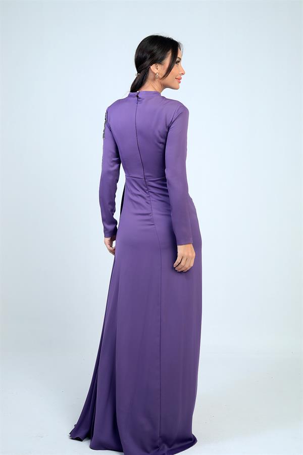 Robe hijab en crêpe satin doublée, ornée de pierres et froncée sur le devant