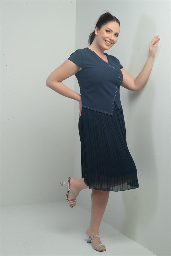 Robe courte grande taille pour femme avec détails en pierre, doublée, entoilée, double jupe et plis en mousseline