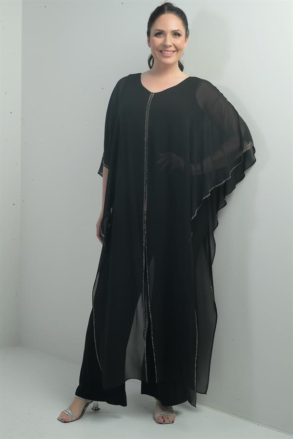 Combinaison grande taille pour femme avec haut en mousseline, détails en pierre, jambes larges et conception en lycra.