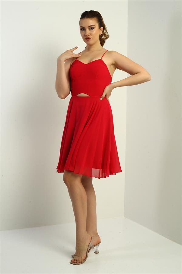 Robe courte évasée en mousseline doublée, à bretelles, à nouer dans le dos et à ouverture sur le devant