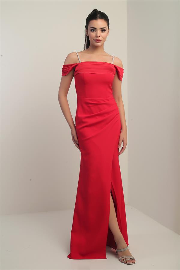 Robe sirène double drapée en satin à fines bretelles ornées, manches tombantes et décolleté Madonna. Doublée et drapée.