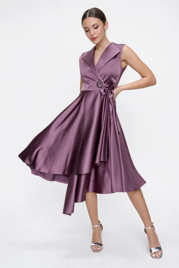 Robe en satin à lacets et à double boutonnage
