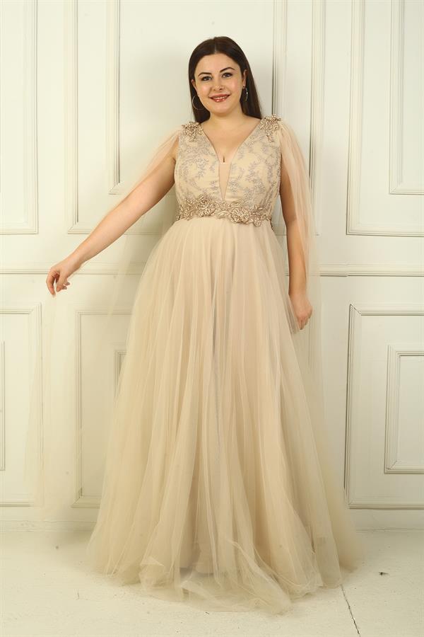 Robe de soirée longue en tulle pour femme, décolleté en V devant et dos, ornée de perles et à taille large.