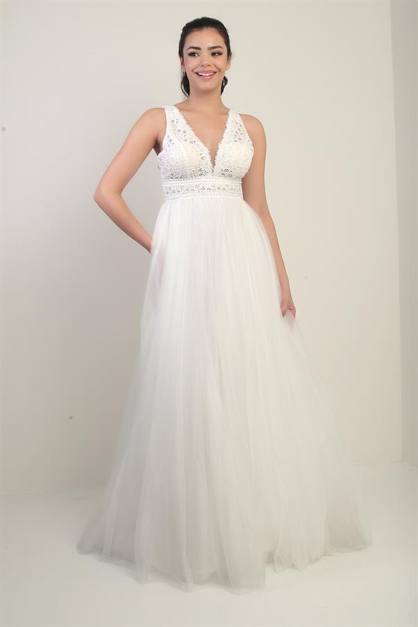 Robe de princesse longue doublée, à col en V et bretelles épaisses, ornée de dentelle et de tulle.