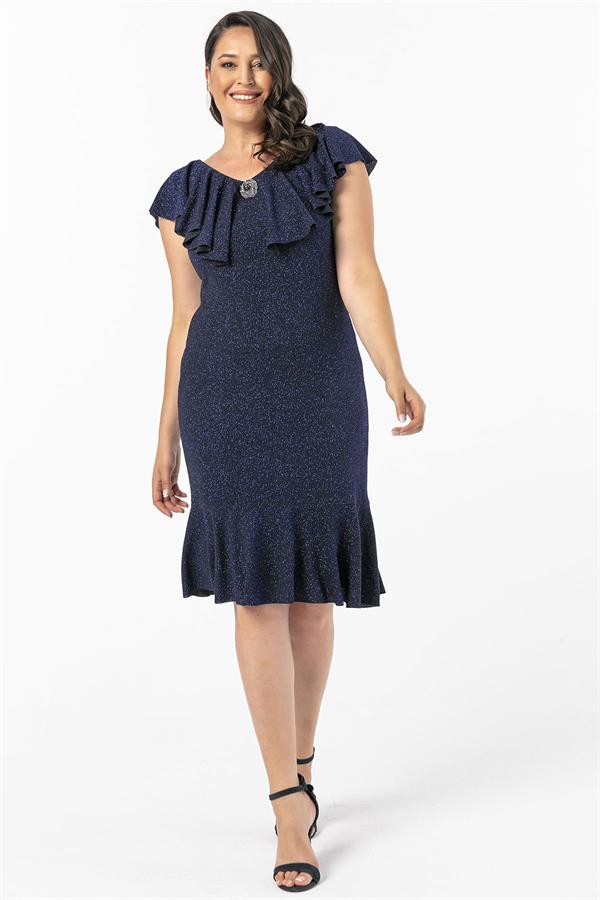 Robe grande taille avec col à volants et broche, ornée de paillettes