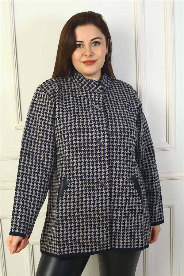 Cardigan en acrylique grande taille à motif pied-de-poule, poches avant à boutons-pression pour femme et détails en cuir. Cardigan en acrylique grande taille à motif pied-de-poule, poches avant à boutons-pression pour femme et détails en cuir.