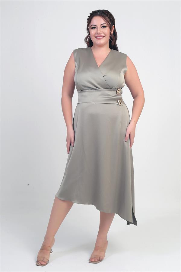 Robe asymétrique grande taille en crêpe satin à encolure cache-cœur et boutons décoratifs