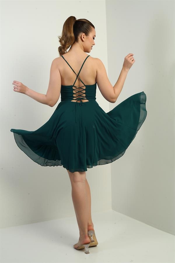 Robe courte évasée en mousseline de soie doublée avec bretelles en corde dans le dos et fenêtre devant