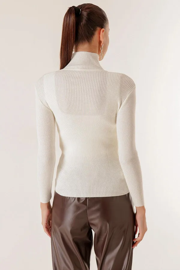 Omzu Süs Düğmeli Boğazlı Kazak