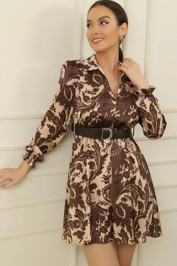 Robe en satin à motifs, col polo, doublée, ceinturée à la taille