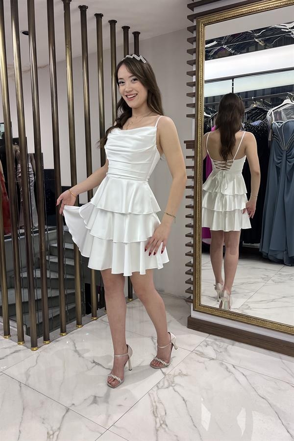 Robe courte en satin pour femme avec jupe à volants et bretelles en corde dans le dos