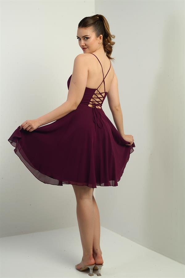 Robe courte évasée en mousseline de soie doublée avec bretelles en corde dans le dos et fenêtre devant