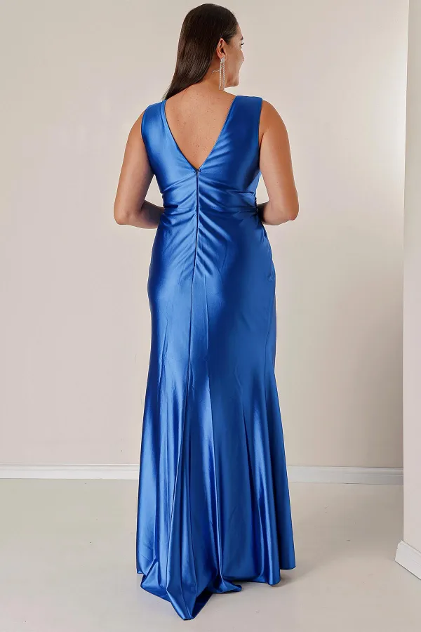 Robe longue en satin grande taille, drapée sur le devant, avec détails perlés et doublée