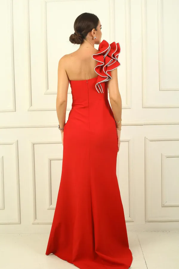 Robe sirène asymétrique en crêpe doublée avec détails en pierres scintillantes