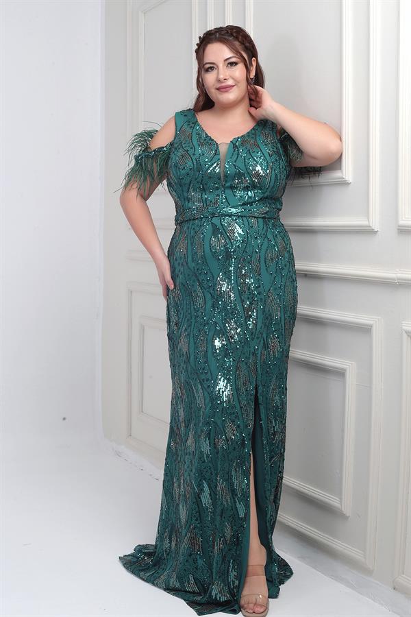 Robe longue grande taille à manches basses ornée de plumes et de sequins.