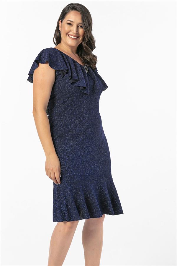 Robe grande taille avec col à volants et broche, ornée de paillettes