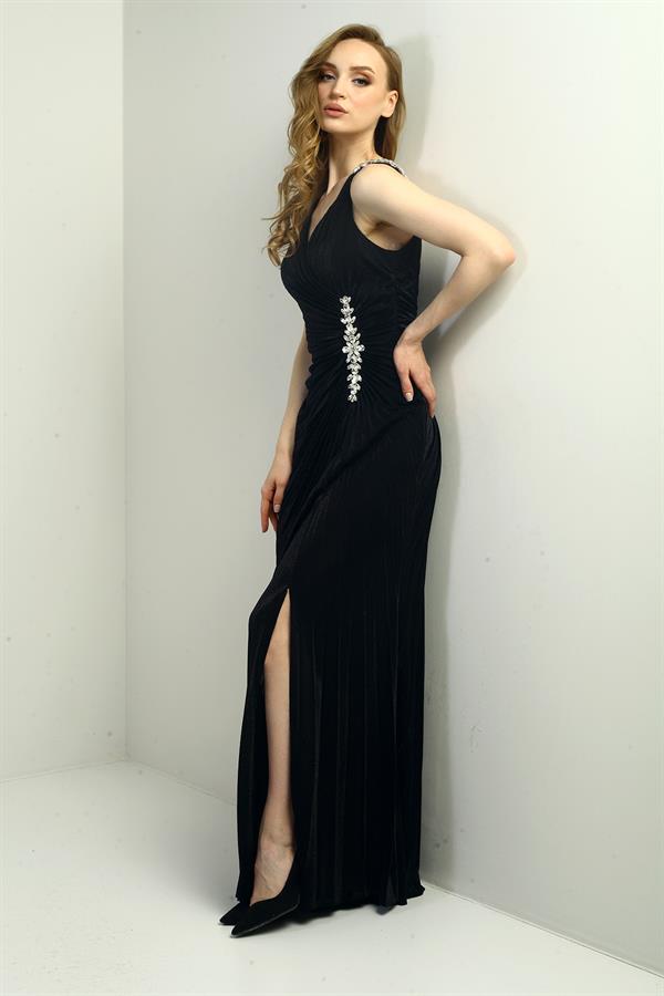 Robe de soirée longue pour femme, décolleté cache-cœur, épaules ornées de pierres, devant orné de pierres, fronces et fente.