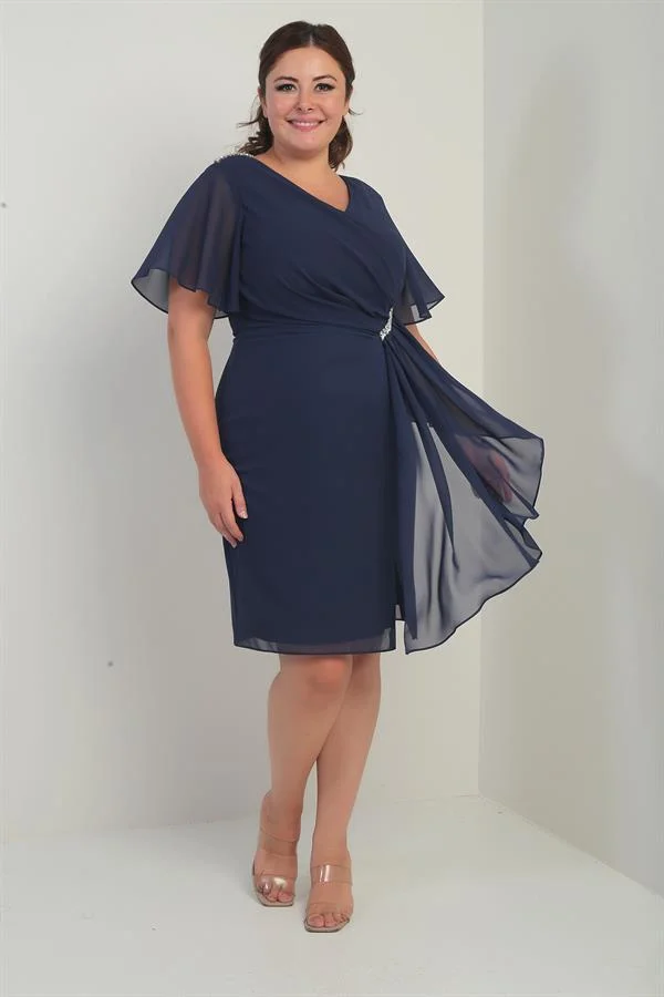 Robe en mousseline grande taille pour femme, ornée de cristaux aux épaules et à la taille, doublée et avec pochette.