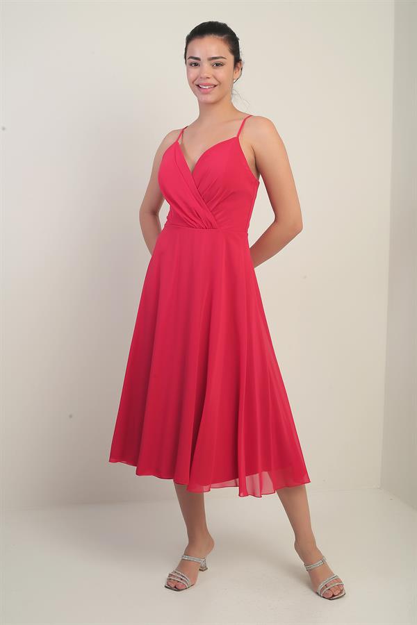 Robe en mousseline évasée à bretelles croisées et dos lacé, doublée, avec encolure cache-cœur et bretelles.