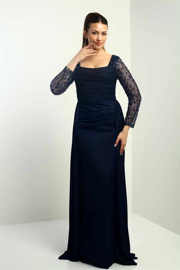 Robe de soirée longue en crêpe satin, doublée, à col carré et manches perlées, coupe ample.