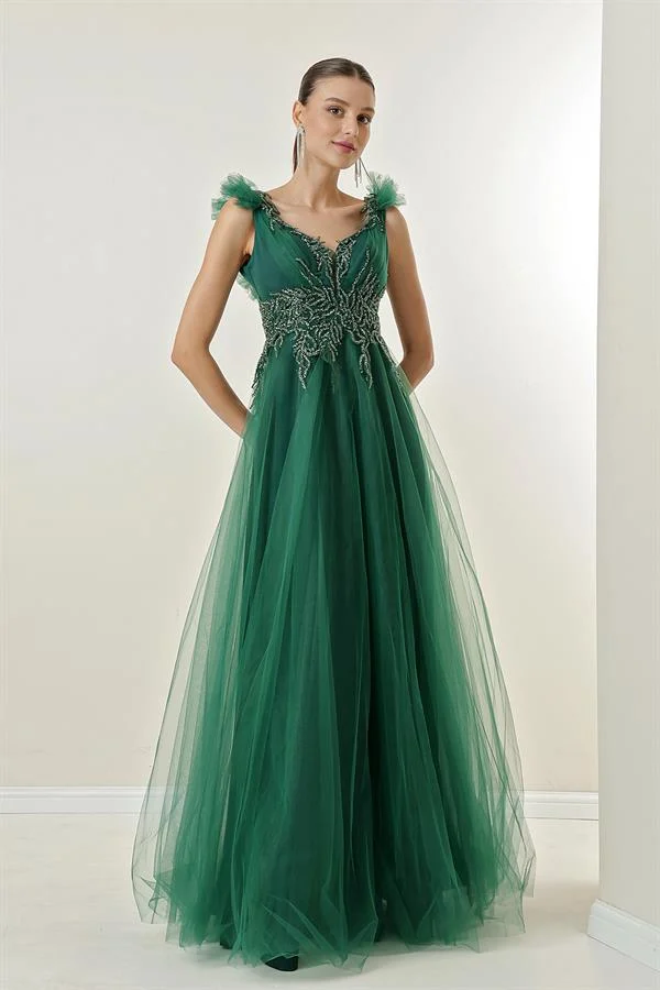 Robe longue en tulle avec lien au dos, ornements de perles et doublure