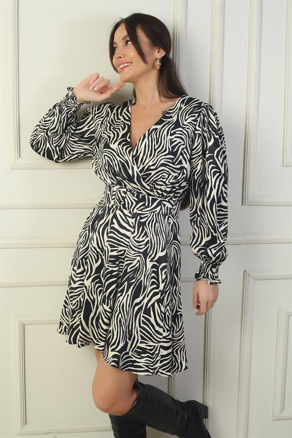 Robe courte en satin à imprimé zèbre, doublée et ceinturée, avec encolure cache-cœur