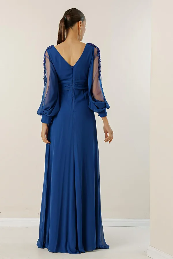 Robe longue en mousseline de soie, col en V, drapée sur le devant, doublée, manches détaillées en tulle guipure, taille large